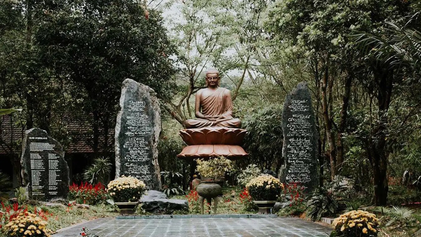 Find your peace in Huyen Khong Son Thuong Pagoda (image: Traveloka)