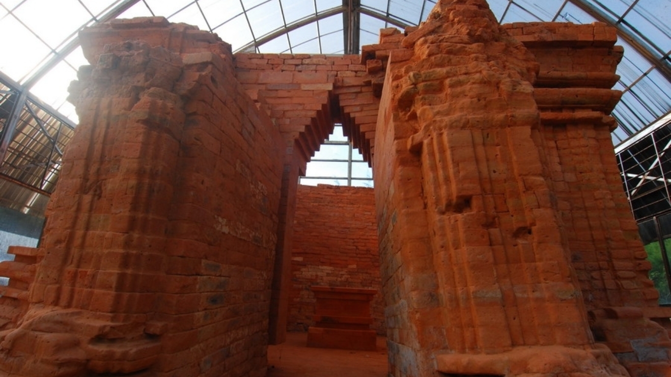 Phu Dien Tower with the impressive red bricks