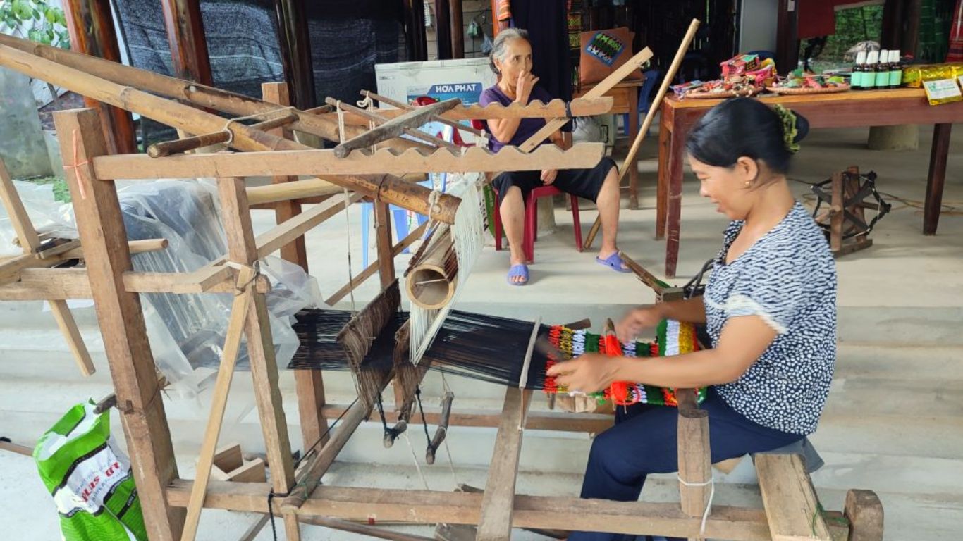 brocade-weaving village at Pu Luong