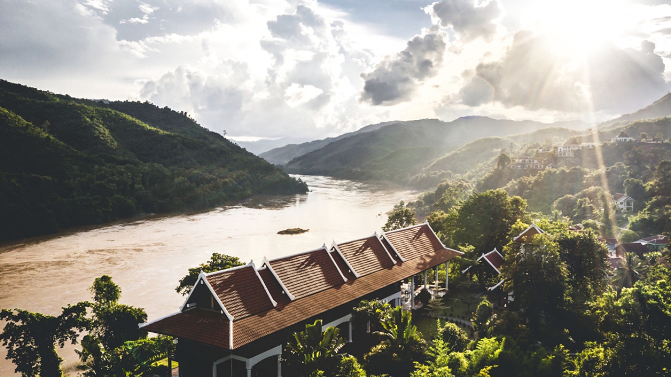 Admire Mekong Riverside in Pakbeng, why not? (Image: Trip.com)