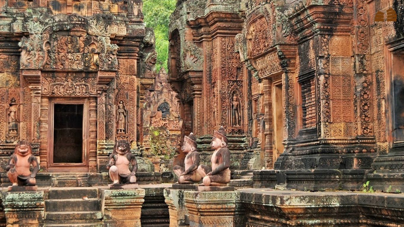 Intricately detailed craving at Banteay Srei