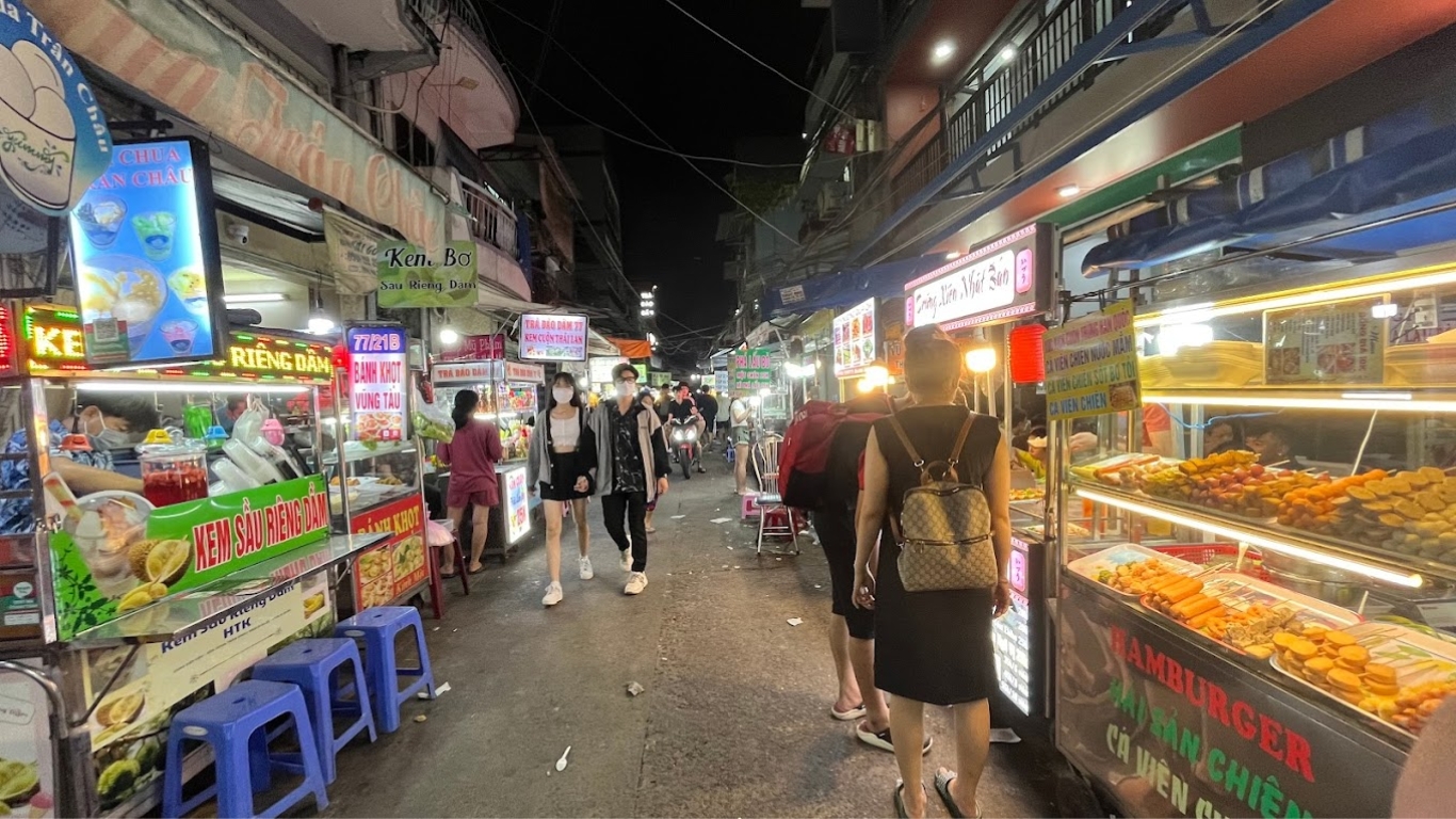 Street food when strolling around Laos street, why not? (Image: iVIVU.com)