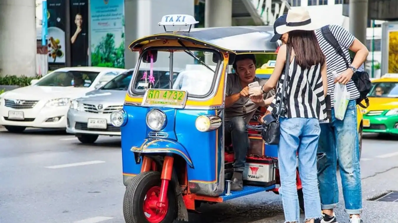 Tuk tuk is the common transport in Laos (Image: Traveloka)