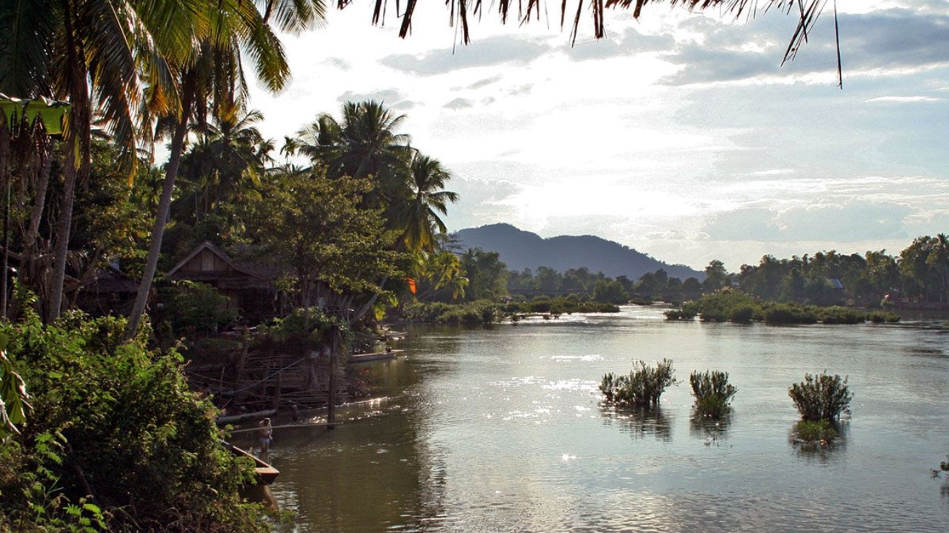 Various Water activities on Mekong River in Si Phan Don (Image: silver-travellers.com)