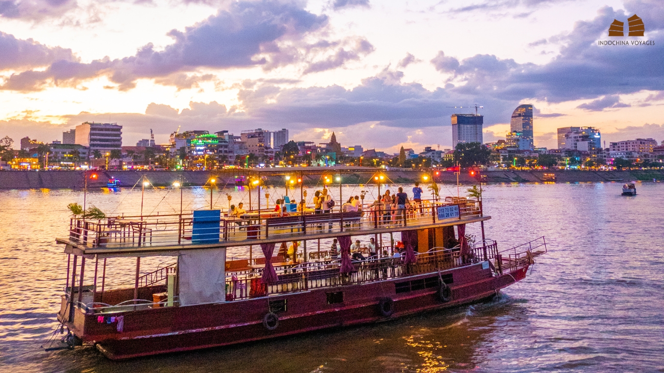 Sunset boat trip in Phnom Penh