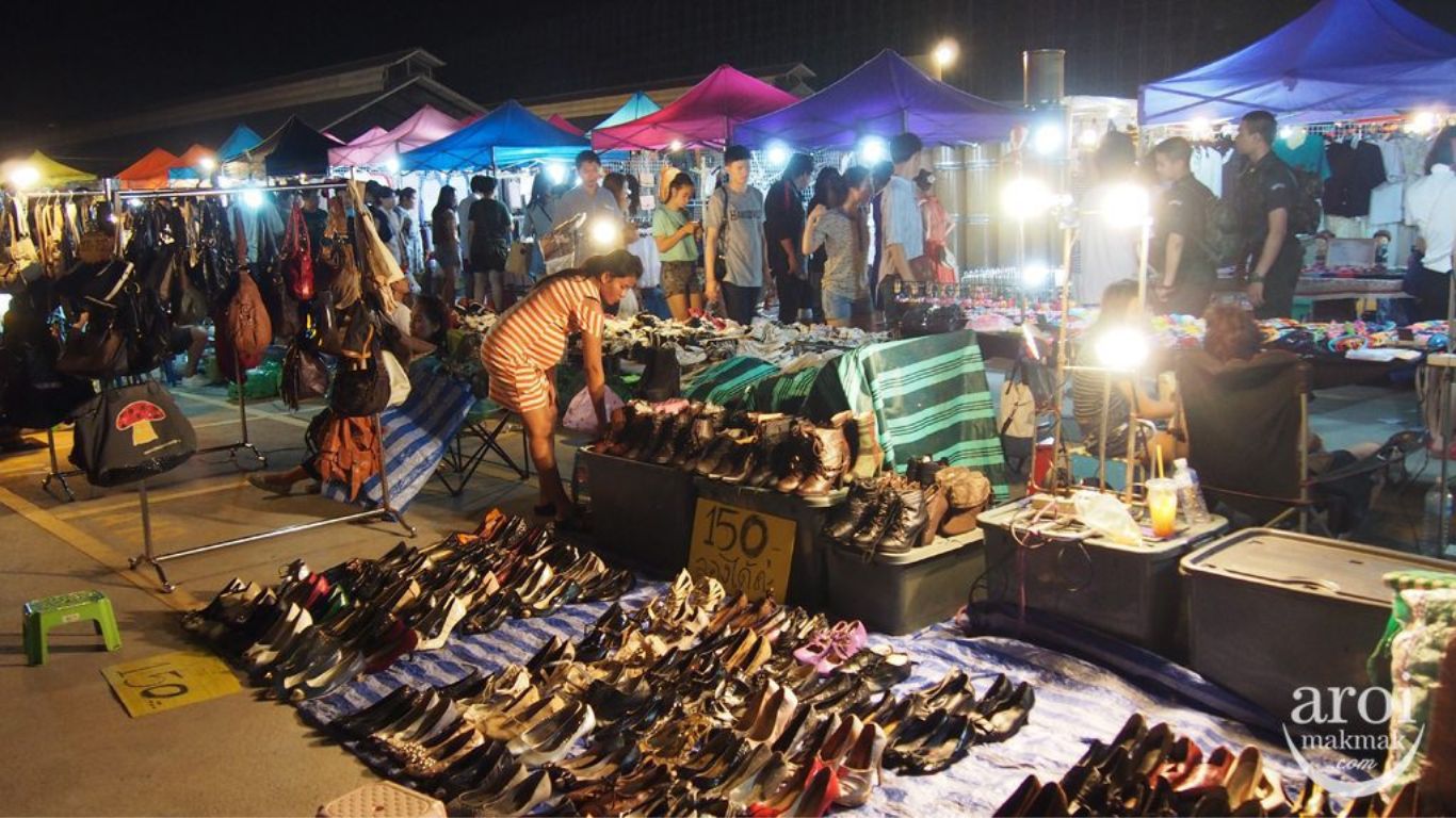 Talat Rot Fai Srinakharin night market