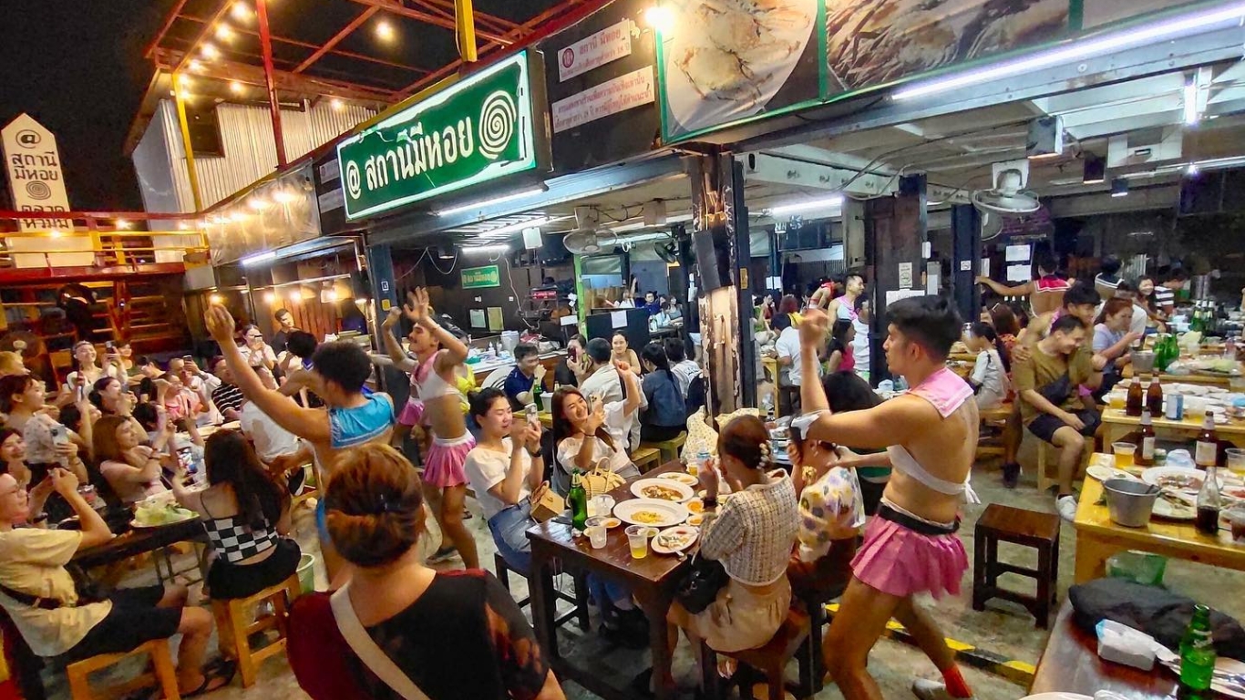 Hua Mum night market with fascinating services and activities