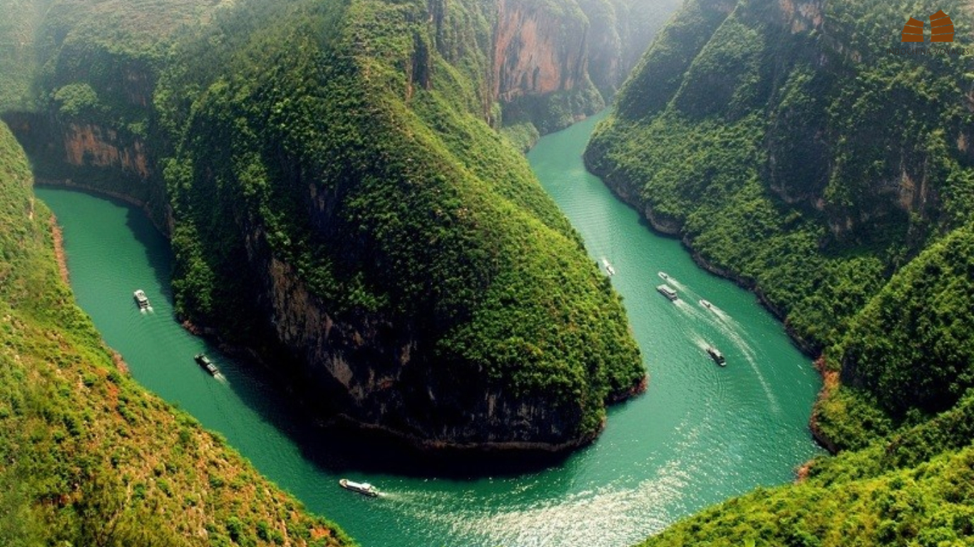 Boats on the green Nho Que River winding through Tu San Canyon in Ha Giang