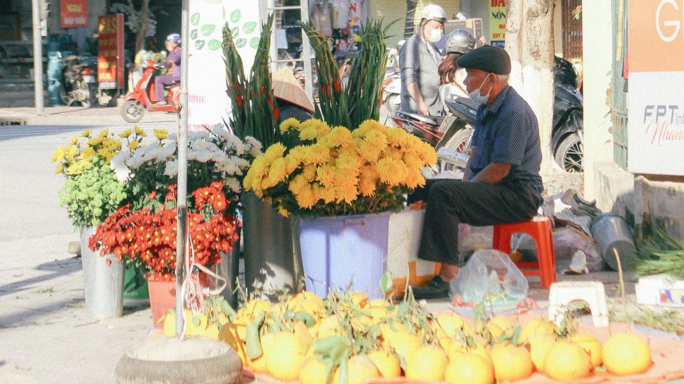 Street vendor during the final countdown to Vietnam Tet holiday