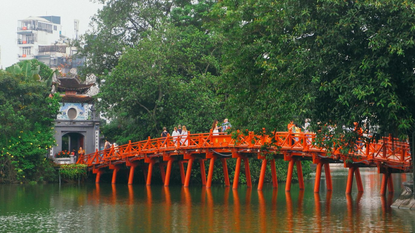 The Huc Bridge radiants on the Jade surface