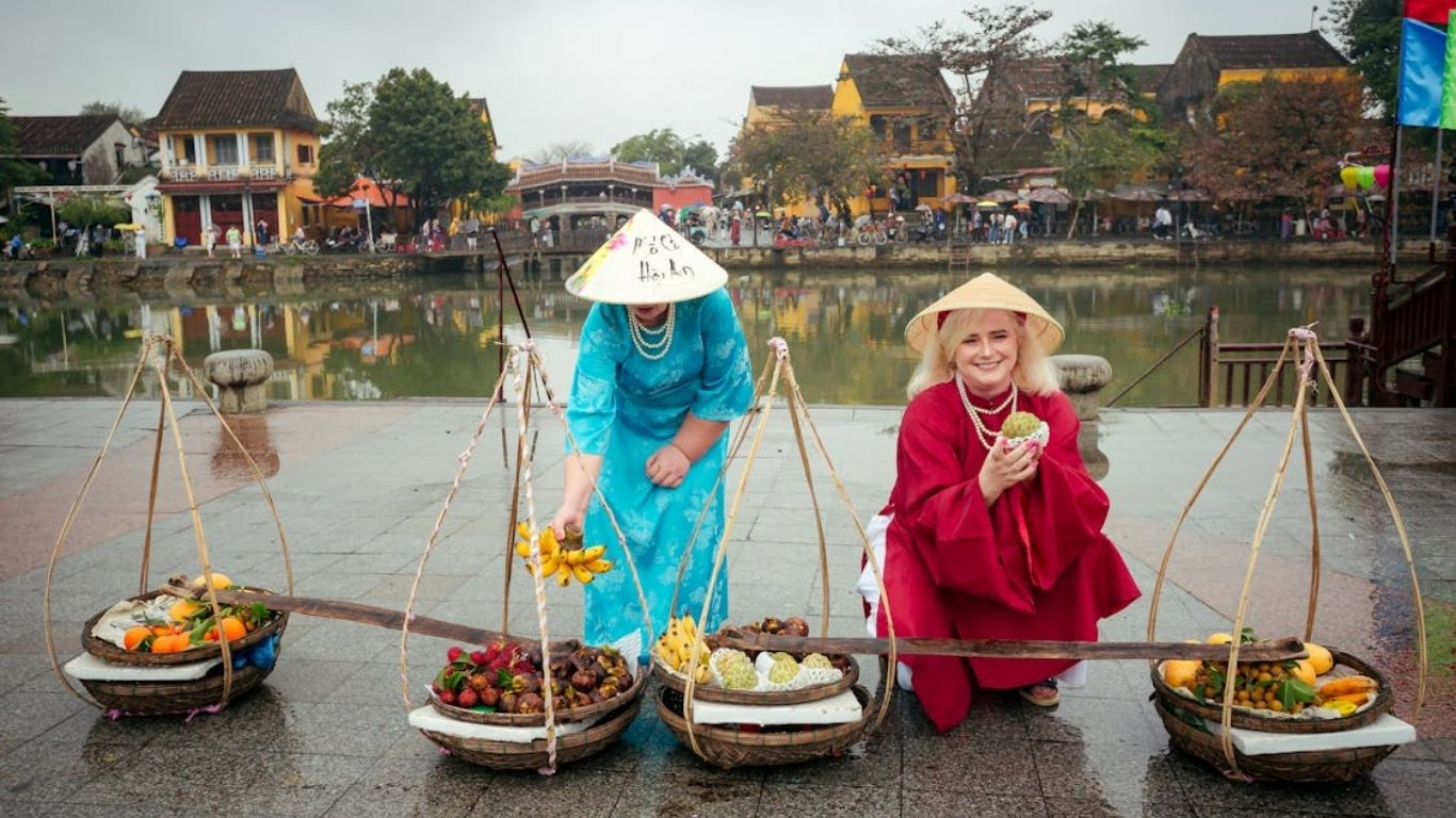 Travelers enjoying their time in Hoi An, Vietnam (Image: Internet)