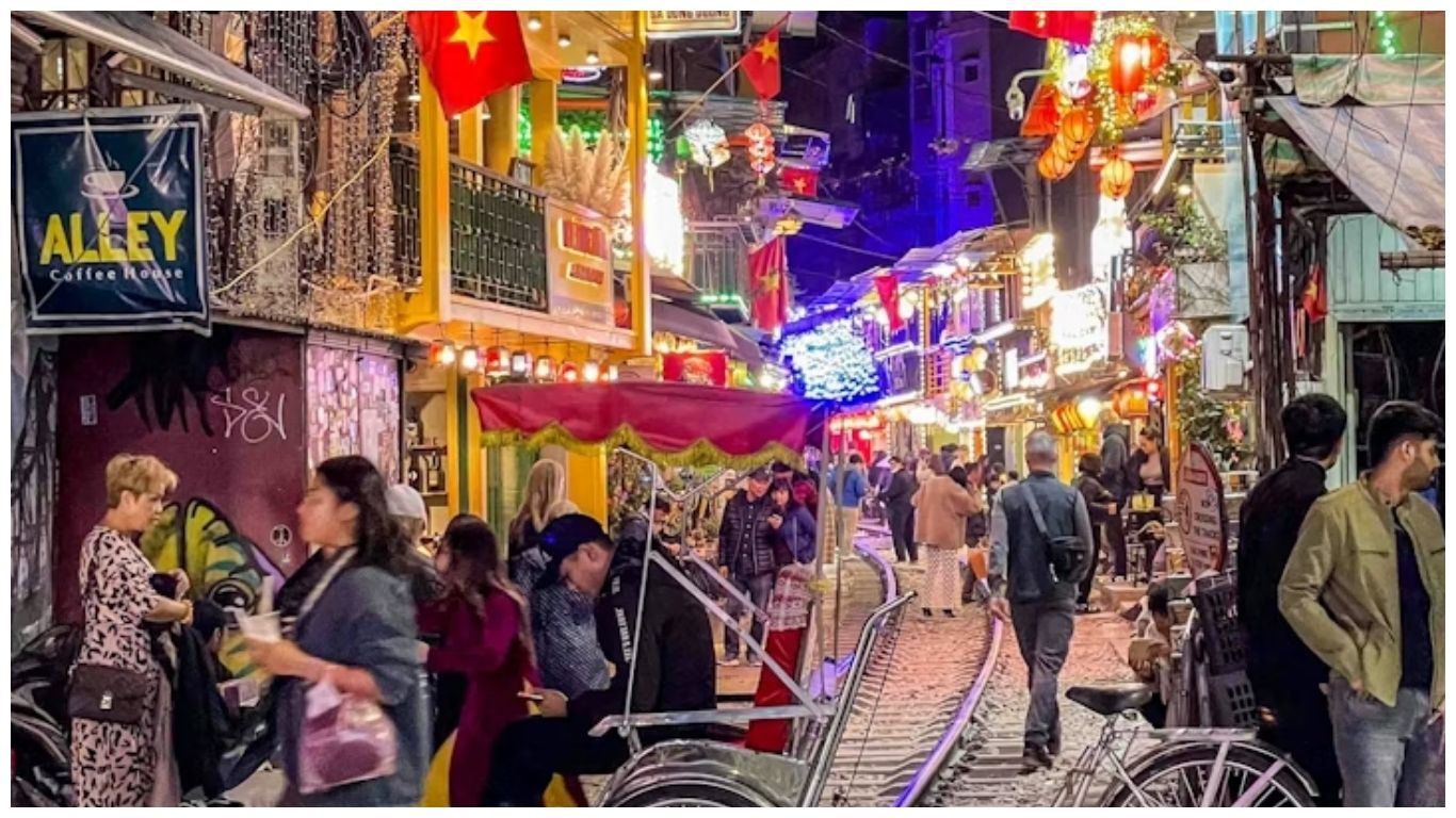 hanoi train street