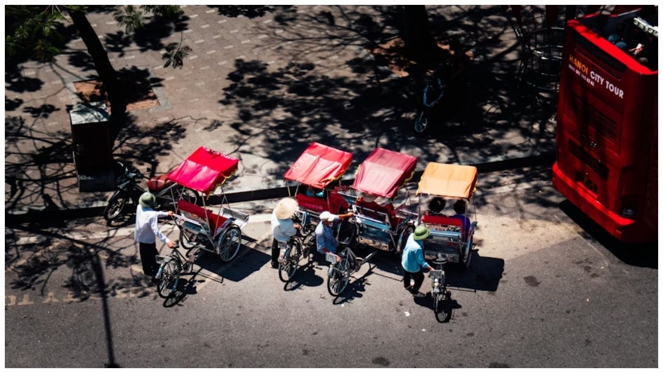 cyclo around hoan kiem lake