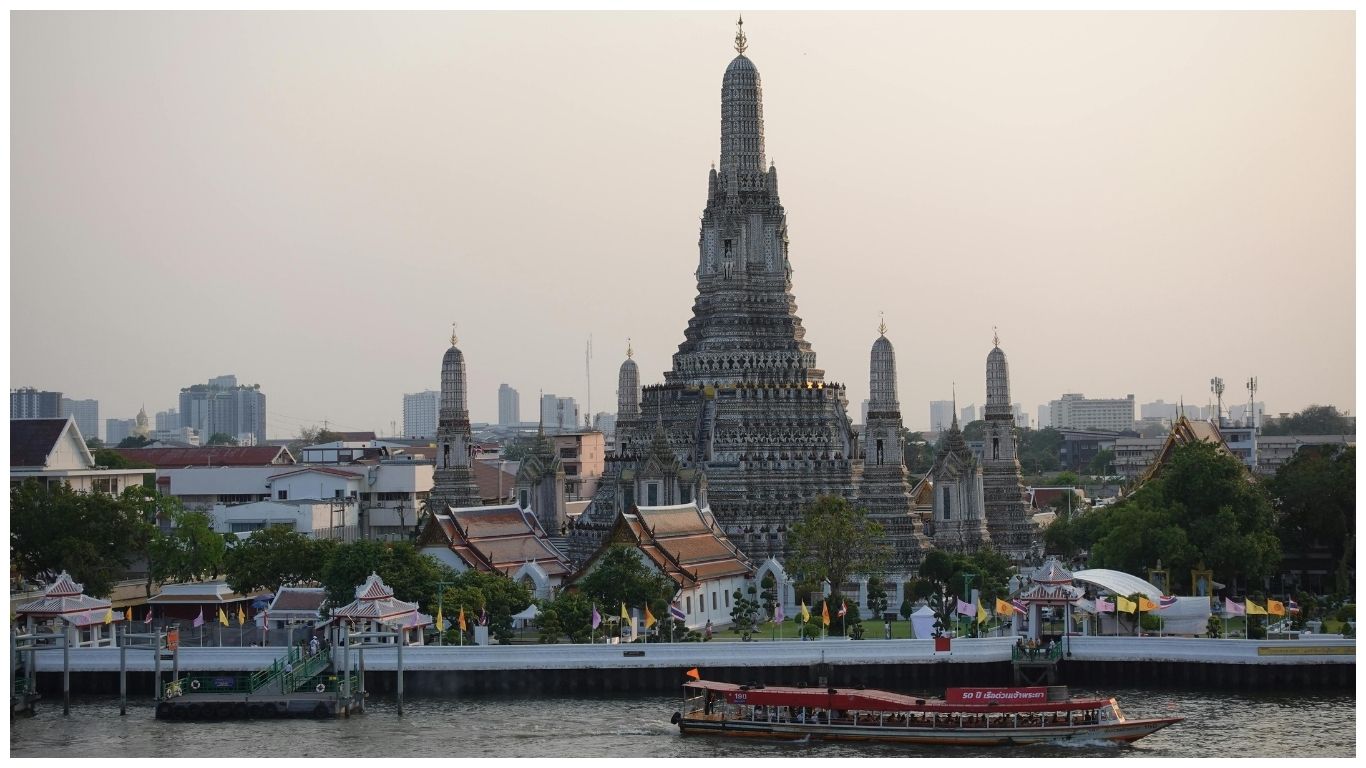 The majestic Wat Arun temple along the Chao Phraya River in Bangkok, a perfect city stop before heading to the Gulf Islands for a trip to Thailand in June