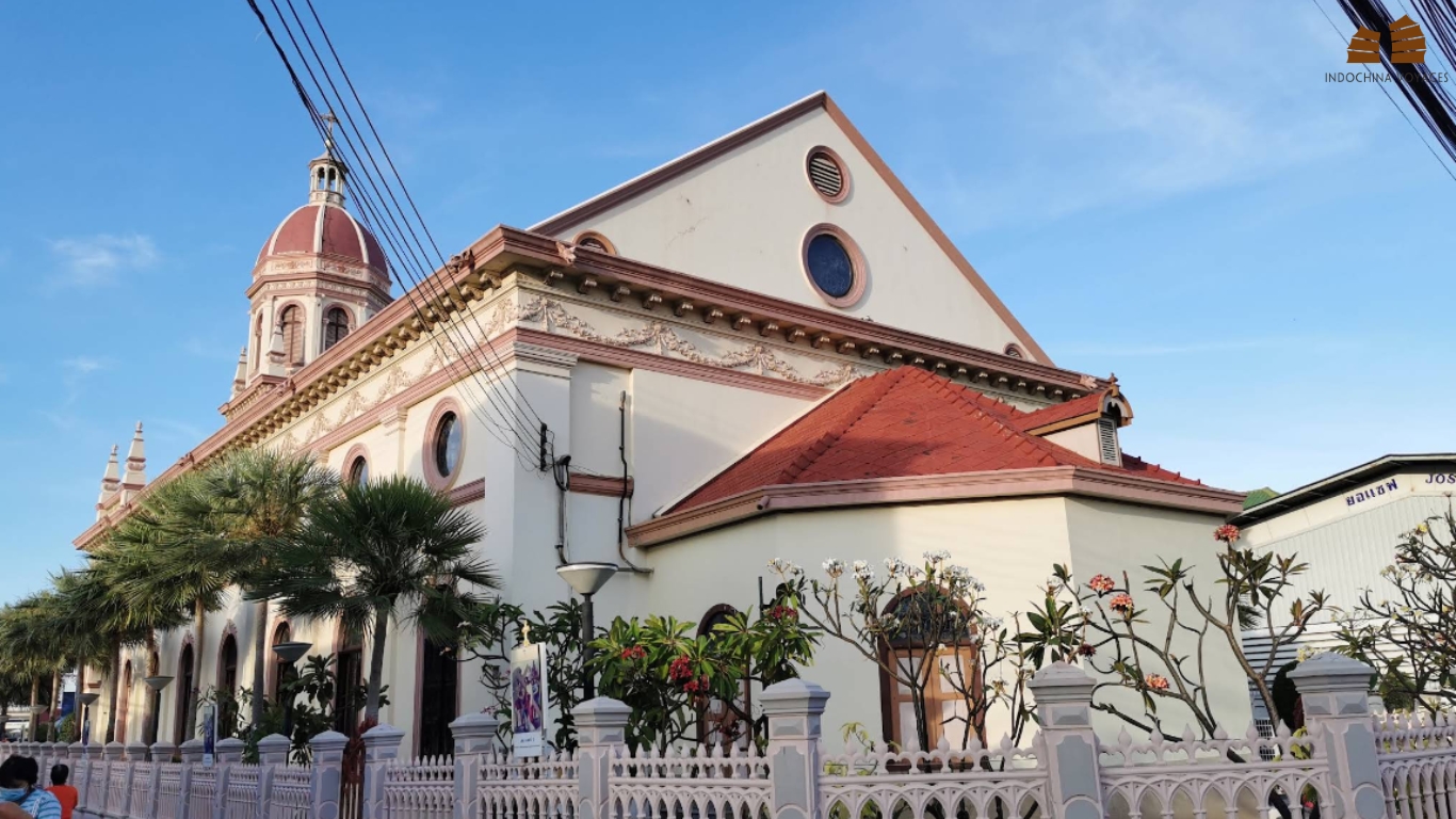 Santa Cruz Church in Kudeejeen, Bangkok, with its pink-trimmed dome and white facade behind a fence