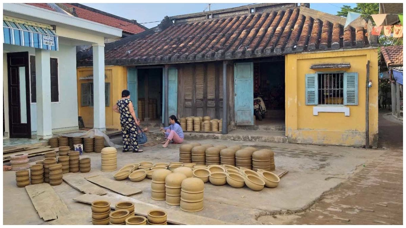 A map of Hoi An showing the proximity of Thanh Ha Pottery Village to the Ancient Town and the Thu Bon River, with an inset photo of a craftsman working on a pottery wheel