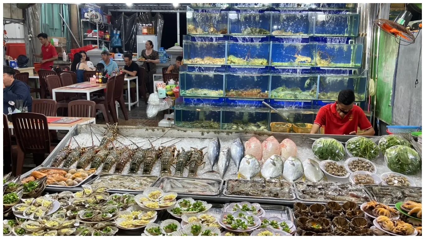 A vibrant seafood display at Phu Quoc Night Market featuring fresh lobsters, fish, and scallops—a must-try for foodies looking for things to do in Phu Quoc